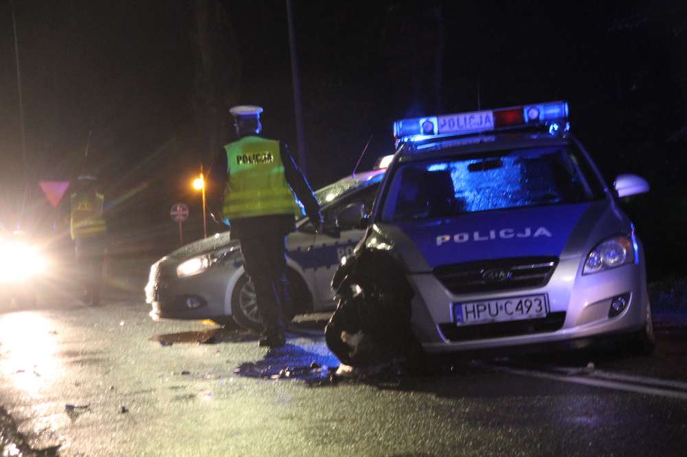 Pościg, rozbity radiowóz, ranni policjanci