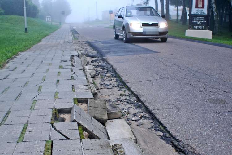 Chodnik się rozjechał