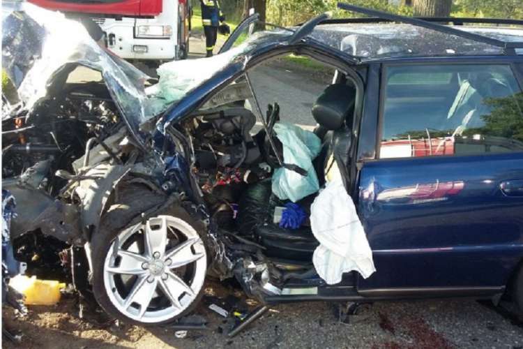 Audi w drzewo, poważny wypadek koło Krajenki
