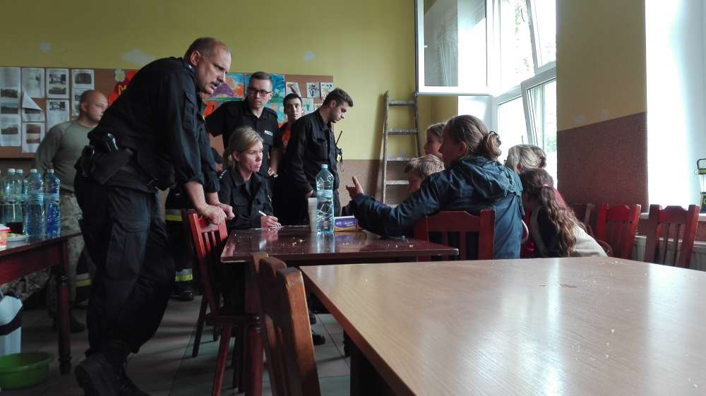 Policjanci pomagali ofiarom nawałnicy