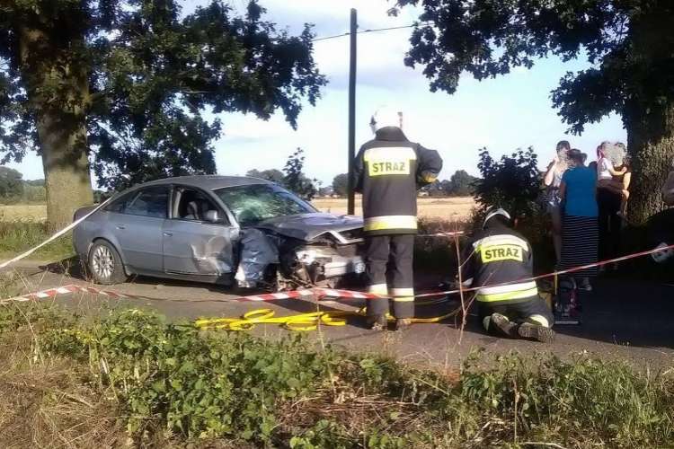 Rozbity pojazd i ranni w zdarzeniu drogowym na trasie Lotyń - Skoki