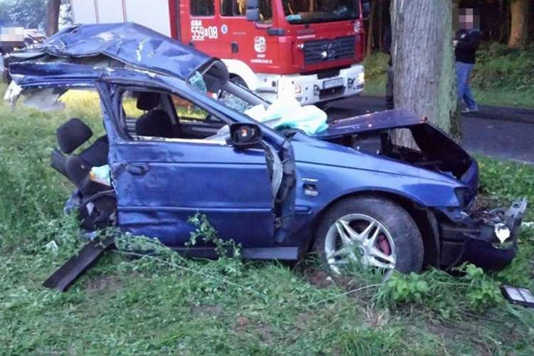 Auto rozerwane na pół. Jedna osoba nie żyje