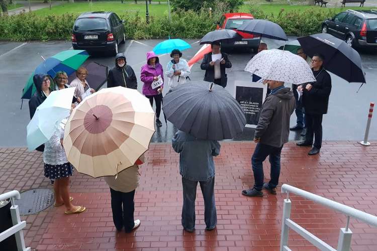 Deszcz nie przeszkodził protestującym pod złotowskim sądem