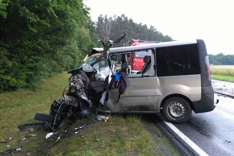 Zderzenie busa z samochodem ciężarowym