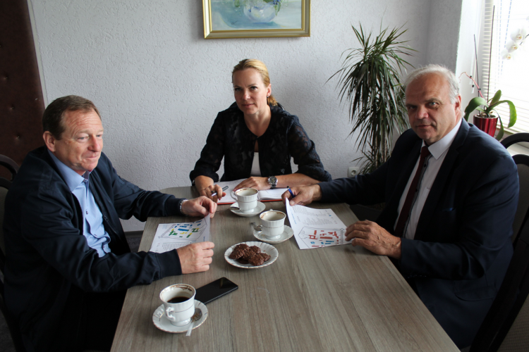 Kolejne metry chodnika na terenie szpitala