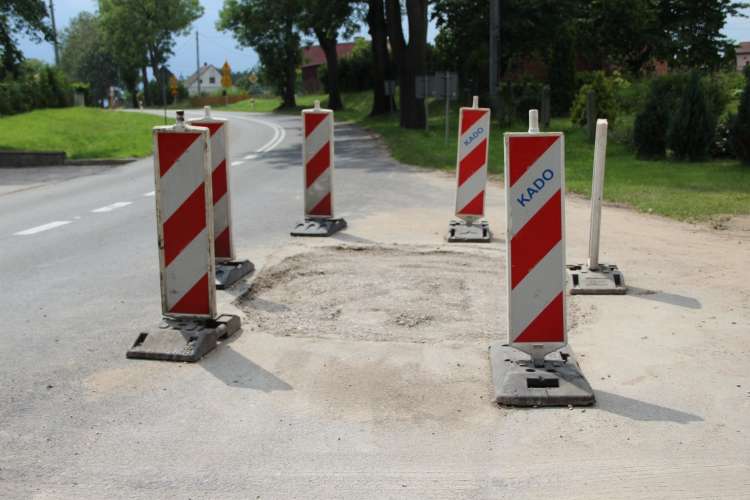 Wyrwa w asfalcie, którą nie wiadomo kto ma załatać
