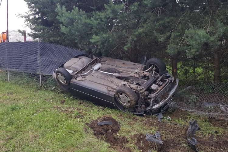 Dachowanie samochodu na trasie Jastrowie-Pniewo