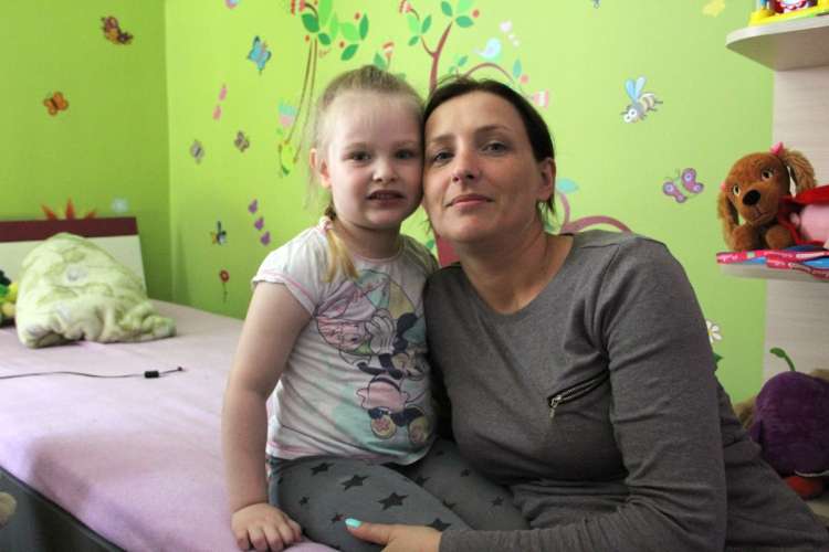 Mokra historia: od kałuży na ulicy do grzyba w pokoju córki