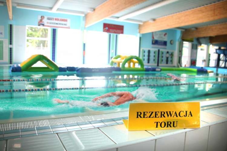 Kłótnia o miejsce w zatłoczonym basenie