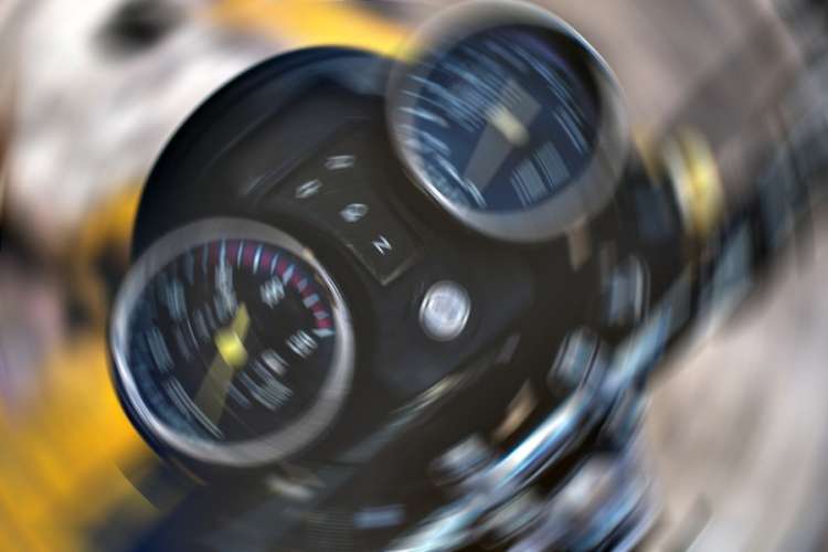 Potrójne kłopoty kierowcy motoroweru