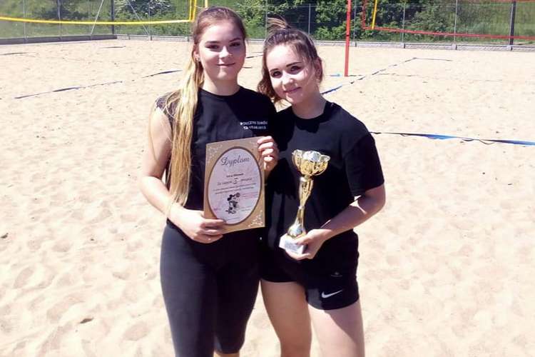 Marta i Zuzanna z I LO zwyciężyły w Powiatowym Turnieju Piłki Plażowej w Jastrowiu