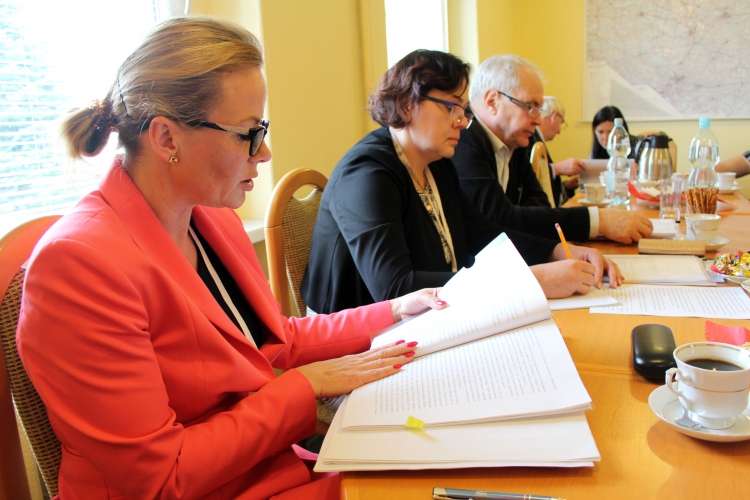 Skumulować poradnie, powiększyć oddziały