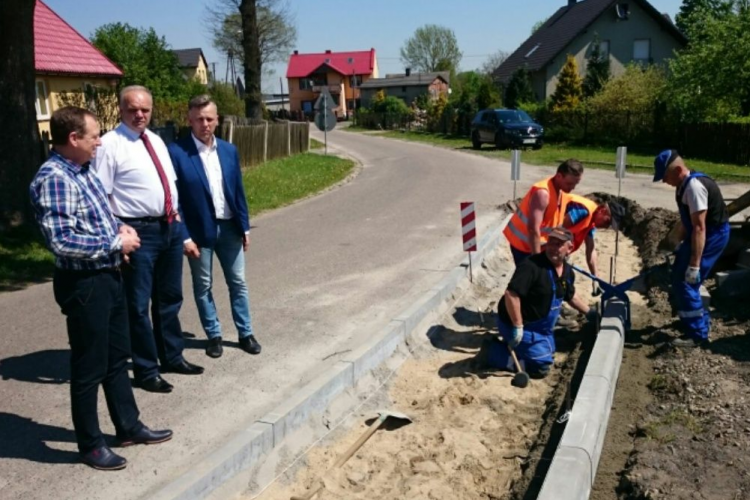 Chodnik w Osówce na finiszu, ulica Fabryczna w Tarnówce w przebudowie