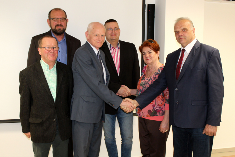 W stowarzyszonych siła?