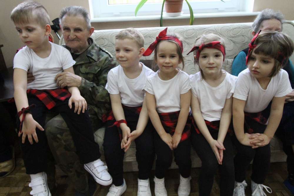 Dzieci z Przedszkola nr 1 odwiedziły podopiecznych Dziennego Domu Senior Wigor