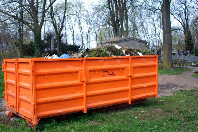 Jak śmiecić na cmentarzu? Z rozwagą