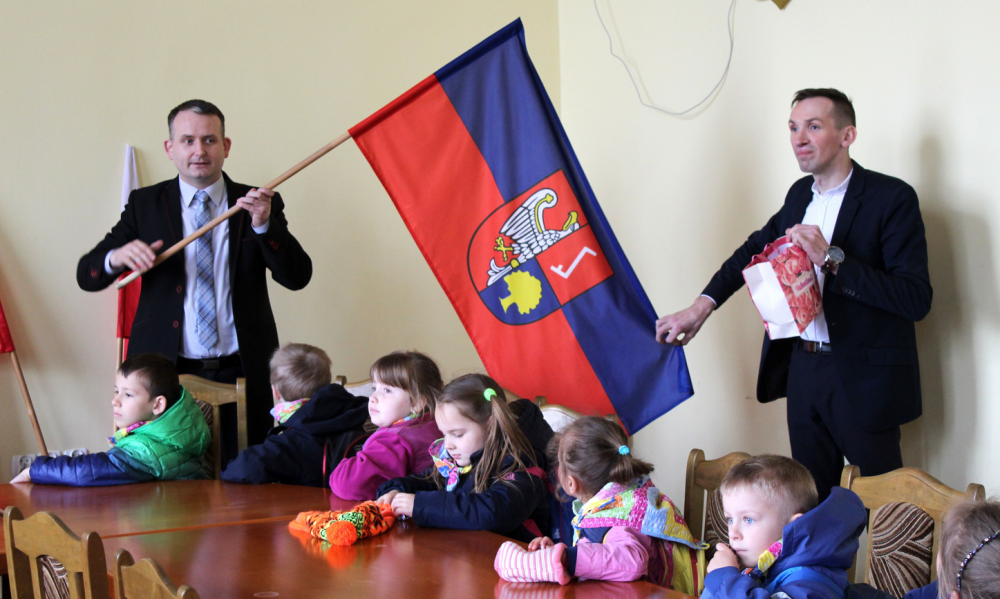 Żabki i Biedronki z przedszkola w Lipce odwiedziły starostwo