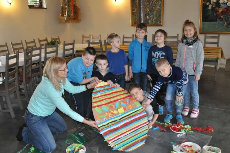Uczniowie z SP3 z wielkanocną wizytą w Folwarku Hawaje