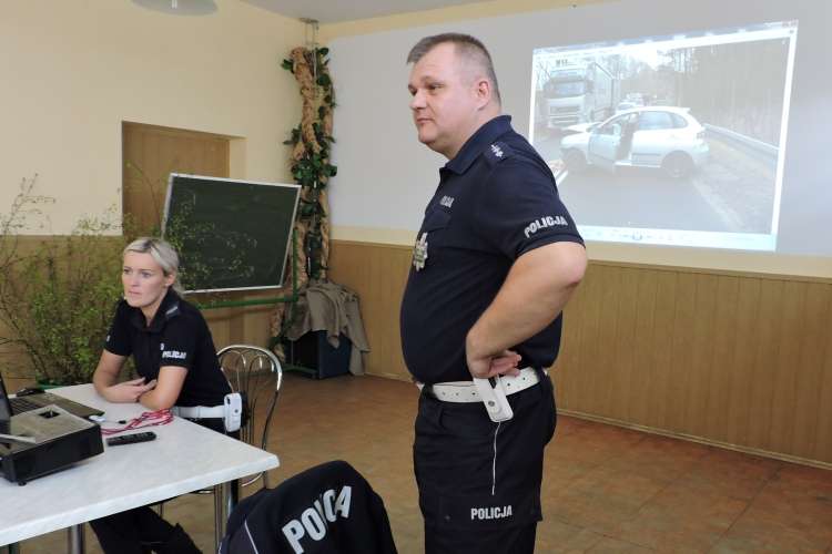 Pogadanka z młodzieżą o bezpieczeństwie w ruchu drogowym