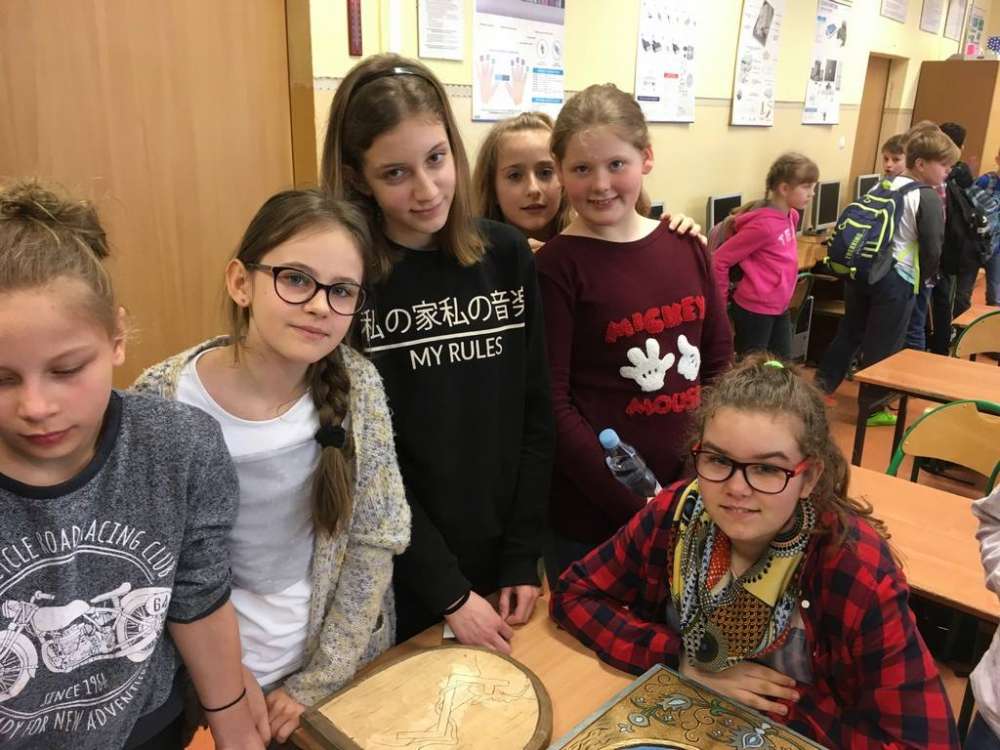 Spotkanie uczniów SP2 z rzeźbiarzem