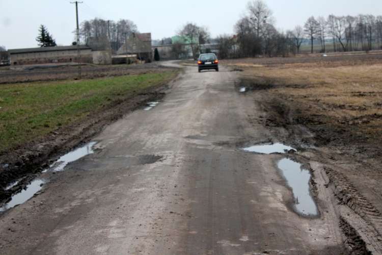 Droga zaorana. Spór z rolnikami trwa
