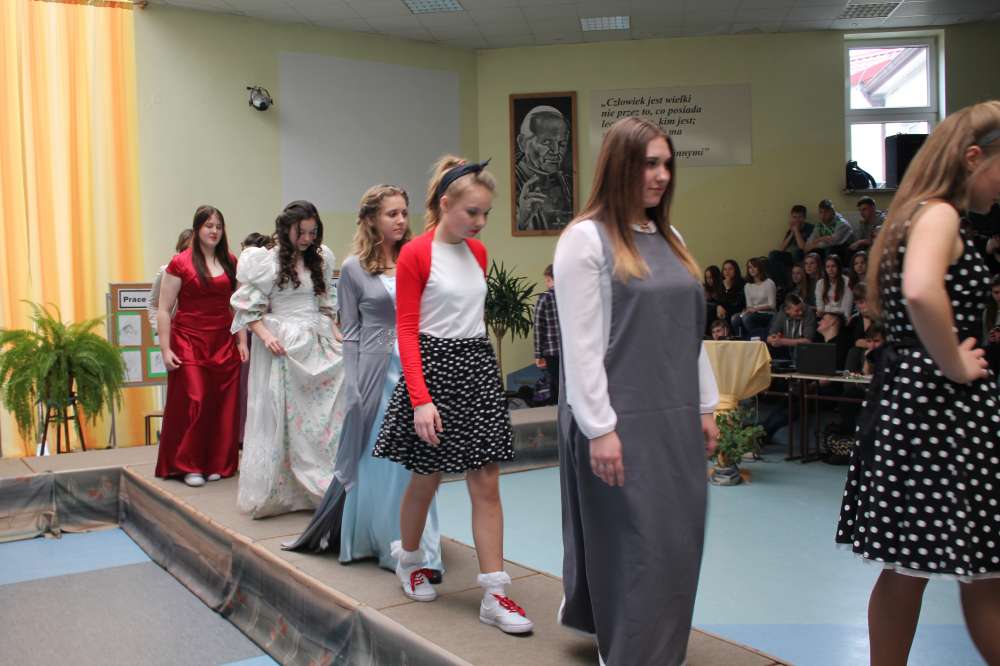 Moda na przestrzeni wieków - pokaz w Świętej