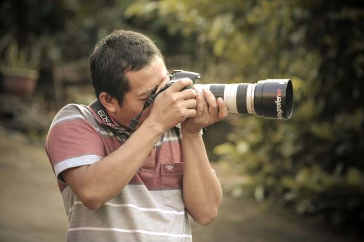 Tajemniczy fotograf w mieście. Detektyw czy pedofil?