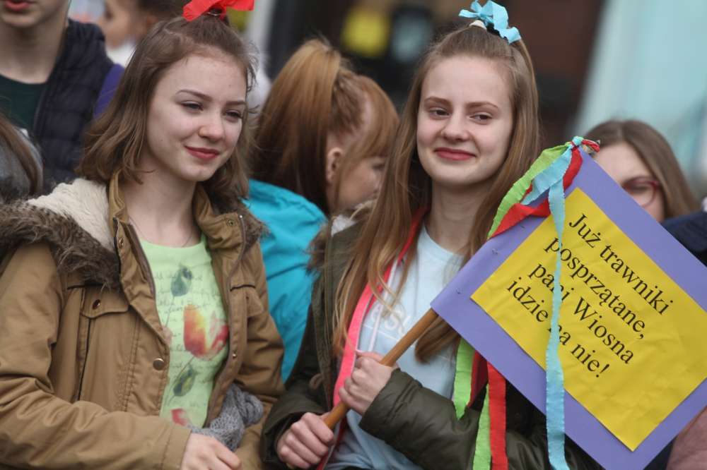 Uczniowie Gimnazjum i Szkoły Podstawowej nr 2 przywitali wiosnę