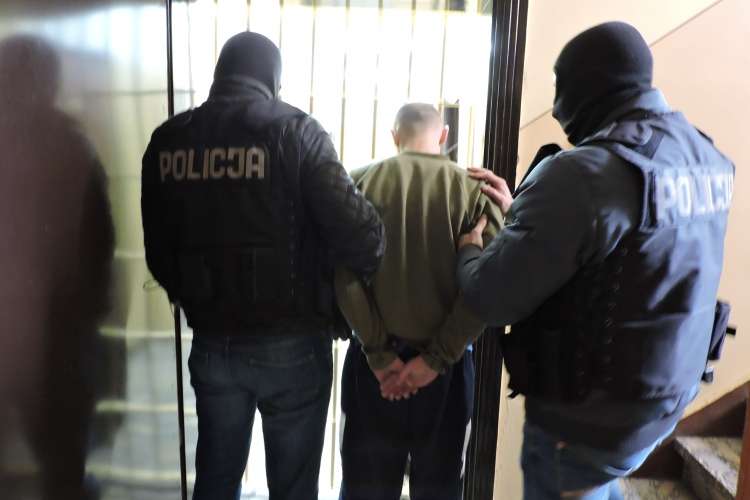 Sprawca rozboju i posiadacz narkotyków w rękach złotowskiej policji [+WIDEO]
