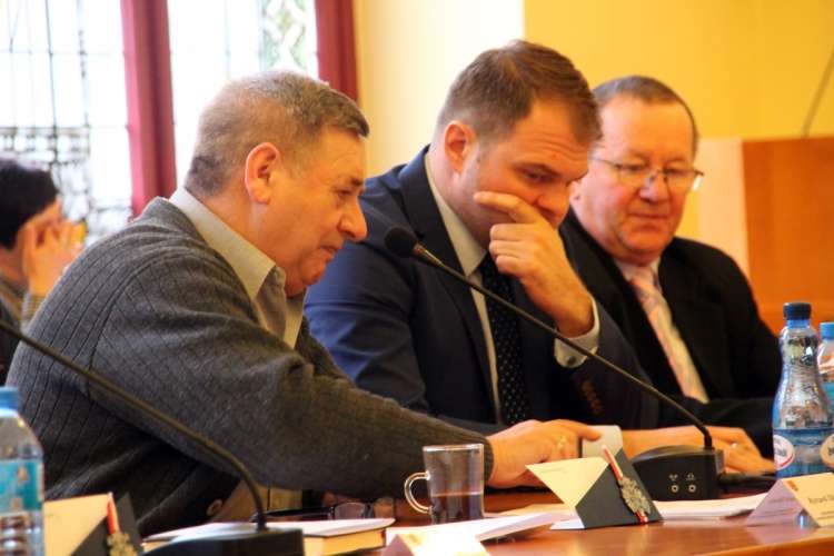 Radni powiatowi: na sali sesyjnej źle słychać i jest zimno