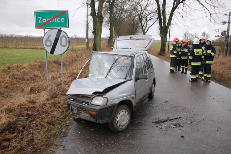 Na drogę wyskoczyła sarna, kierowca uderzył w drzewo