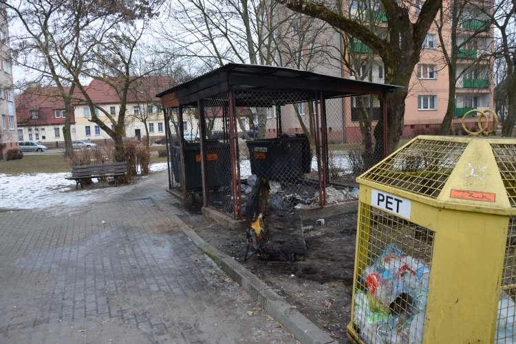Policja zatrzymała podpalacza wiat śmietnikowych