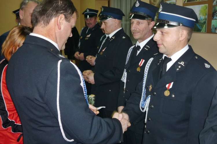 Czternastu zasłużonych z OSP w Izdebkach