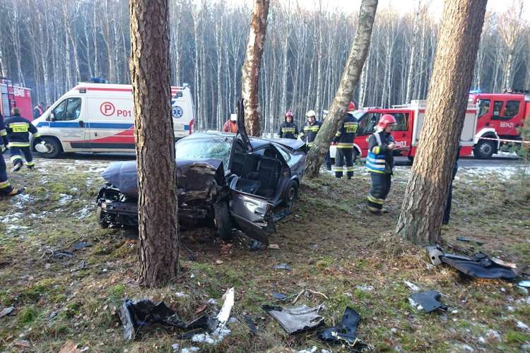 Wypadek samochodu osobowego. Kierowca w szpitalu