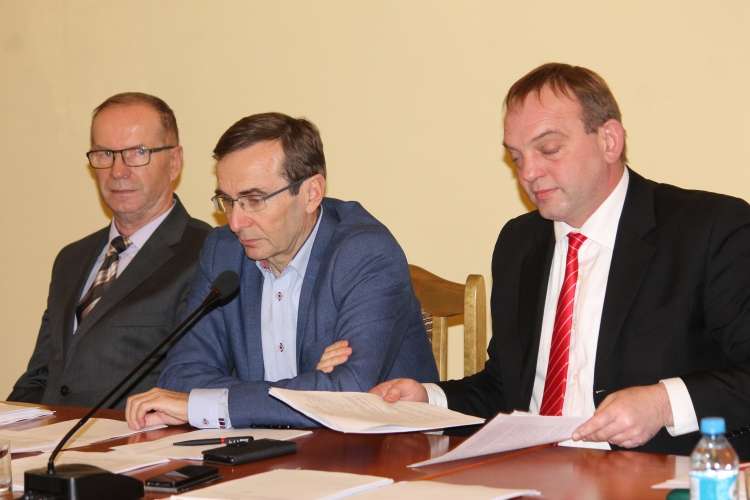 Będą zwolnienia w starostwie i cięcia w oświacie