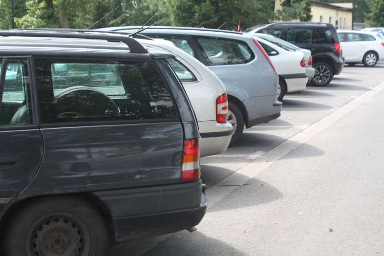 Okradał auta na parkingu