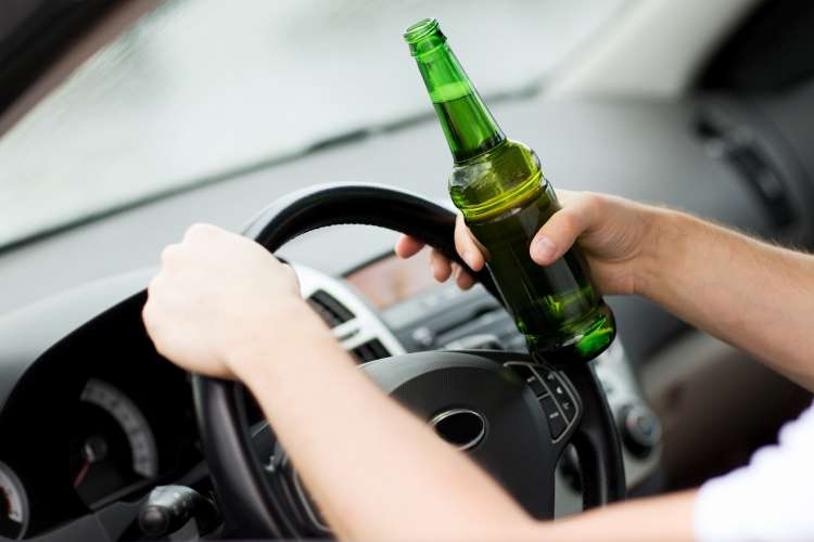 Niesprawny samochód, alkohol i brak uprawnień - 20-letni kierowca bez wyobraźni