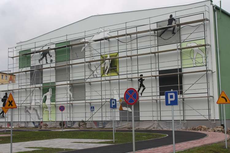 Reforma edukacji wpłynęła na malowidło na szkolnej hali sportowej