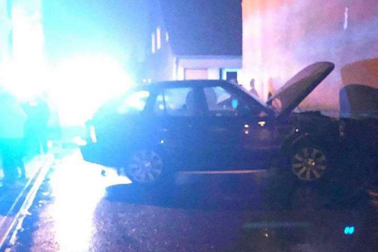 Wieczorna kolizja opla i rovera w Łobżenicy