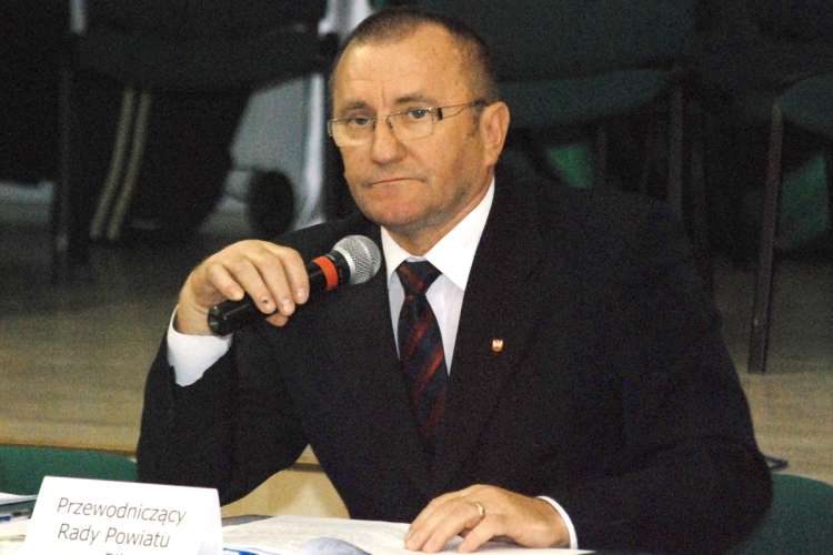 Przewodniczący kontra senator