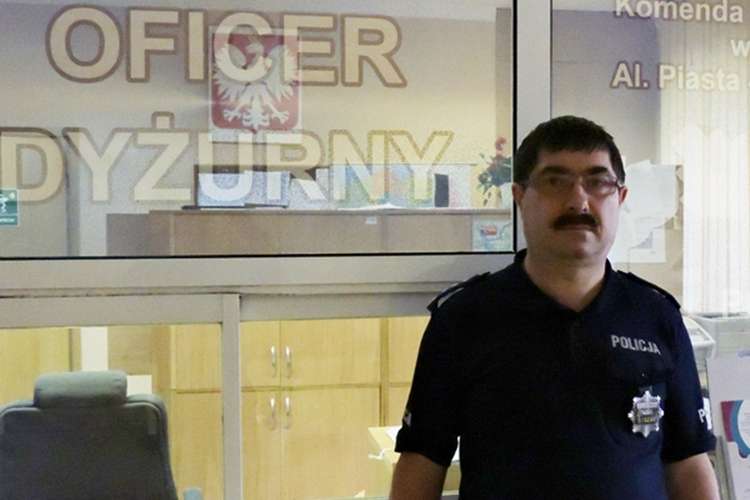 Dwie kobiety, spacer po lesie i policjant pomagający odnaleźć drogę powrotną