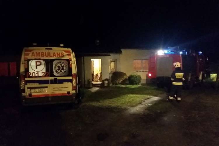 Nocny pożar w budynku wielorodzinnym. Sąsiad bohaterem