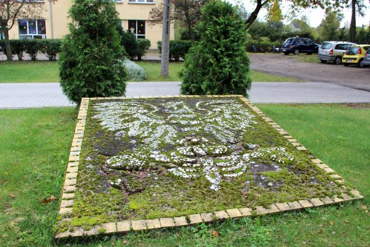 Budowa parkingu czy obelisk z wizerunkiem orła?