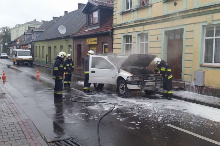Pożar samochodu w Łobżenicy. Zapaliła się komora silnika