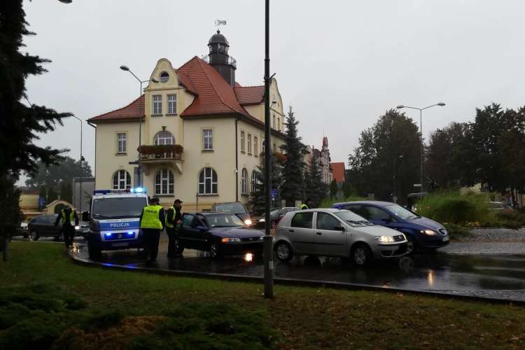 Zdarzenie drogowe w centrum miasta. Rondo przy UM było zablokowane