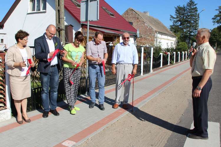 Nowe chodniki w Lotyniu i Kruszce
