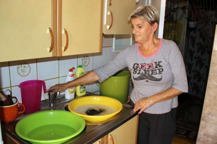 Mieszkanka Okonka od lat próbuje wyprosić od ZGKiM podłączenie wody i kanalizacji