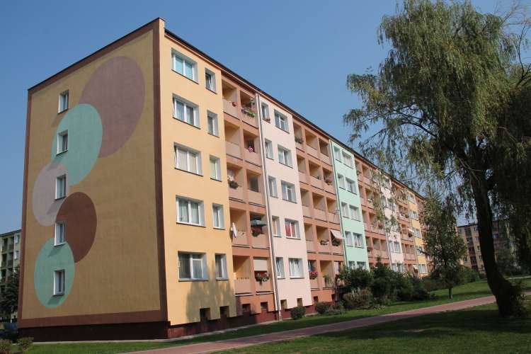 Mieszkanka bloku w centrum Złotowa wypadła z balkonu