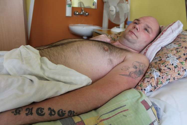 Kilka miesięcy temu uległ wypadkowi. Jest sparaliżowany i czeka na rehabilitację
