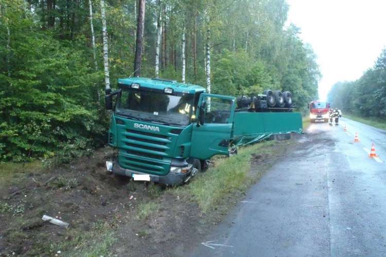 Wypadek drogowy z udziałem ciężarówki na trasie Górzna-Jastrowie
